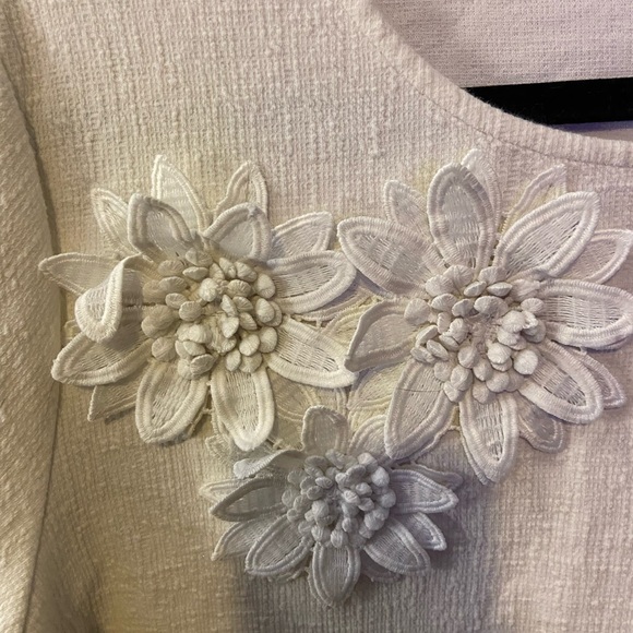 Elegant White Floral Embellished Women's Top - Picture 3 of 3